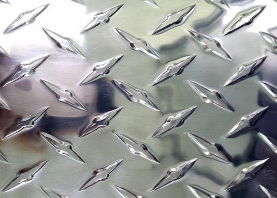 中国 上げられたダイヤモンド アルミニウム シート/5は床張りのための踏面の版のアルミニウム版を禁止します サプライヤー